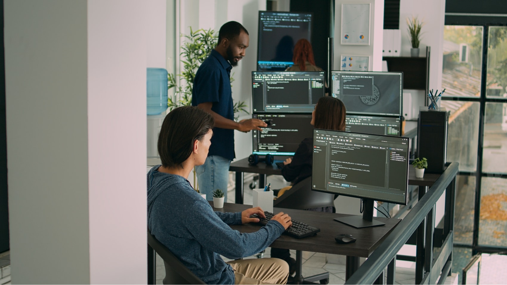 Equipe de desenvolvimento de sites em Curitiba trabalhando em projetos de design e programação