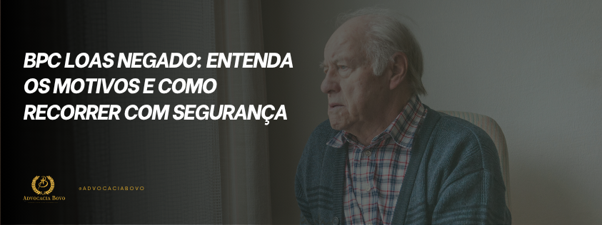 Idoso com expressão preocupada olhando pela janela, representando situação de BPC LOAS negado.