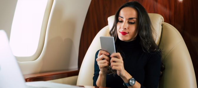 Mulher usando o celular, simbolizando o uso estratégico do Instagram para impulsionar conteúdos.