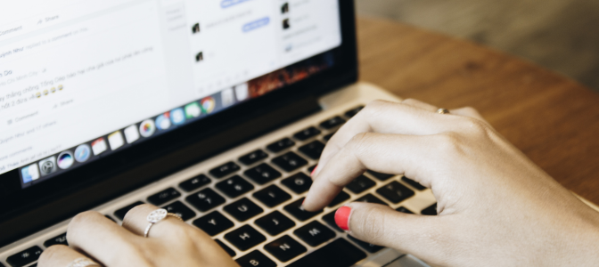 Pessoa digitando no notebook enquanto configura como impulsionar no Facebook, representando ações de anúncios e gestão de mídias sociais.