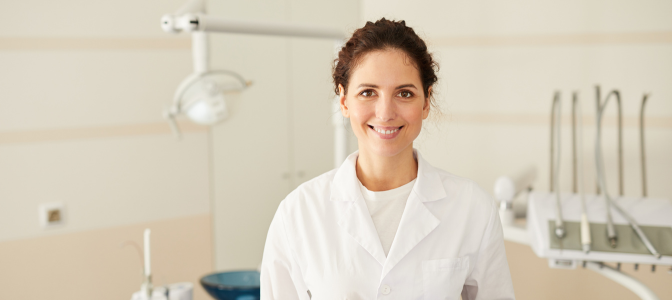 Dentista em consultório odontológico moderno, representando propaganda profissional no Instagram para dentistas.