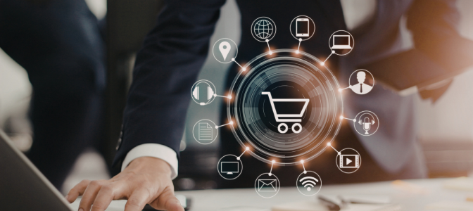 Pessoa utilizando notebook com ícones digitais de e-commerce e carrinho de compras, representando divulgação de loja virtual, vendas online e marketing digital.